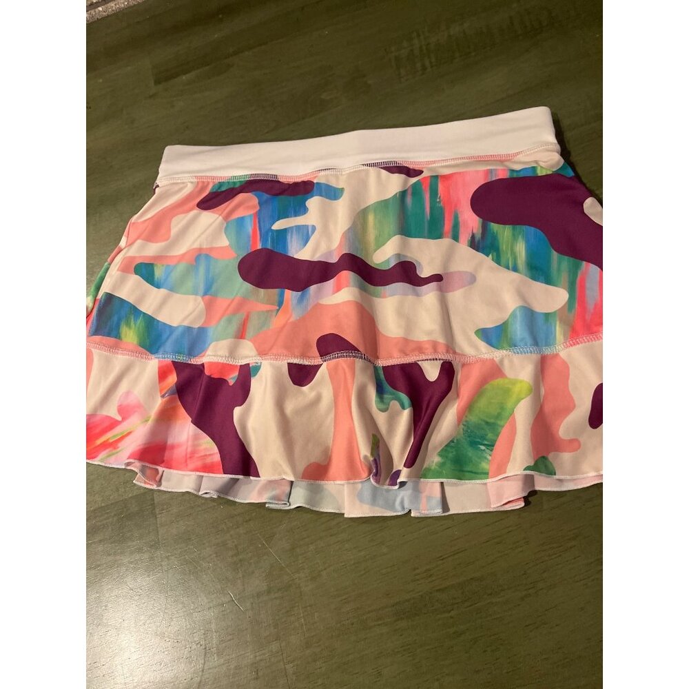 Sofibella Womens Medium Tennis Skort With Colorful Abstract Print & Ruffle Hem - Picture 5 of 7